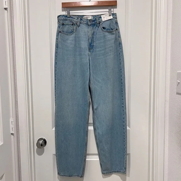 NWT Abercrombie & Fitch Women's The Taper Jean High Rise Light Wash Size 29/8 R - Picture 2 of 13